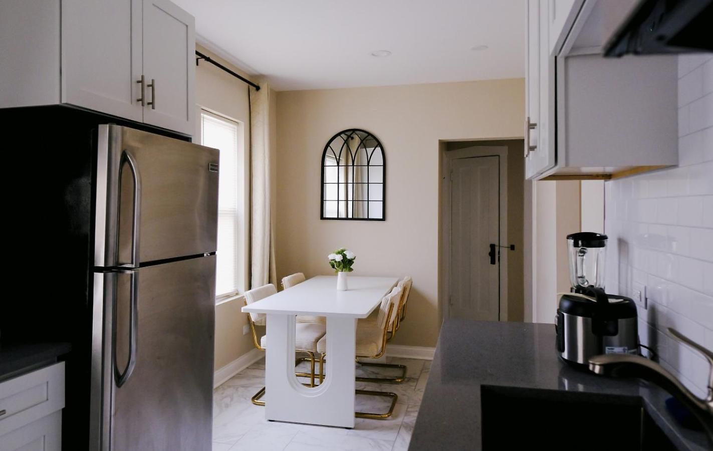 Apartment Sleeps 4 • New Modern 1br • Private Workspace *