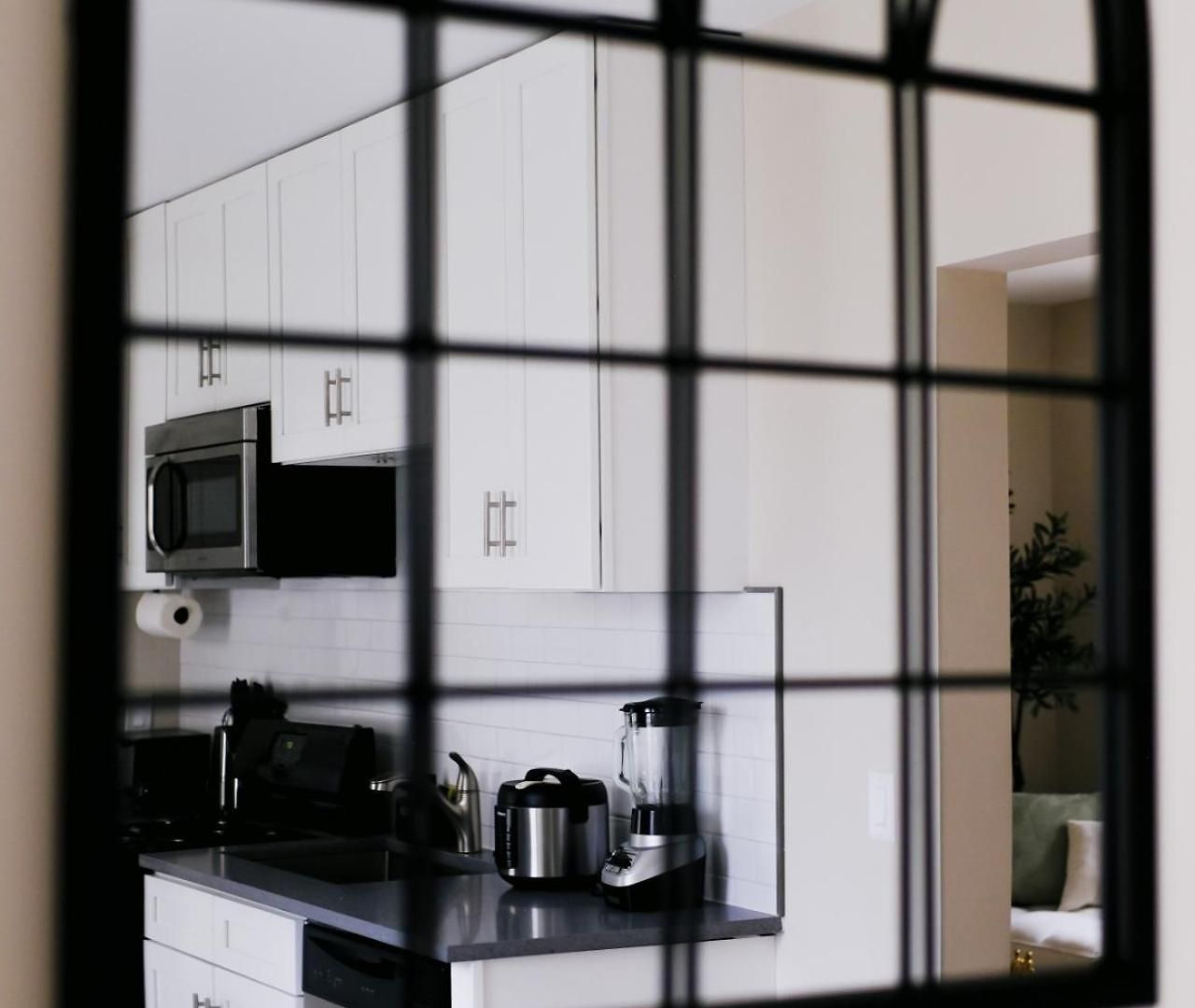 Apartment Sleeps 4 • New Modern 1br • Private Workspace