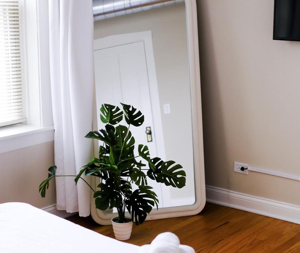 Sleeps 4 • New Modern 1br • Private Workspace * Chicago