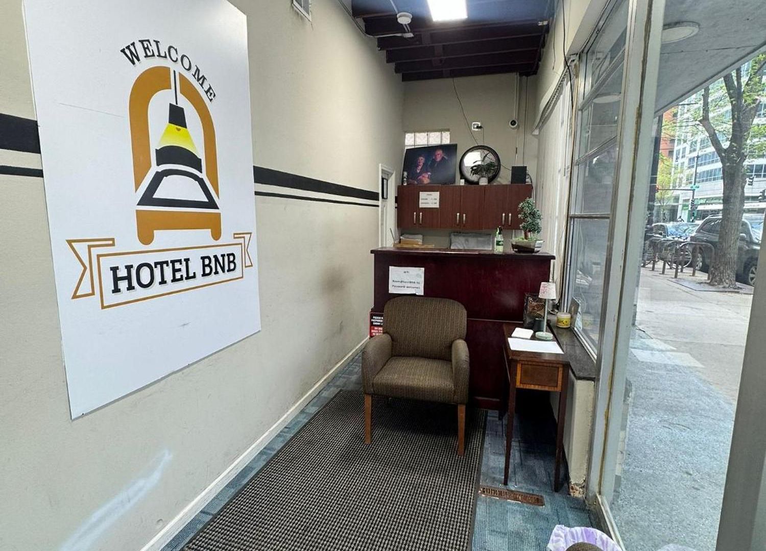 Hotel Solo Explorer Nest, Walk To Museums And Parks