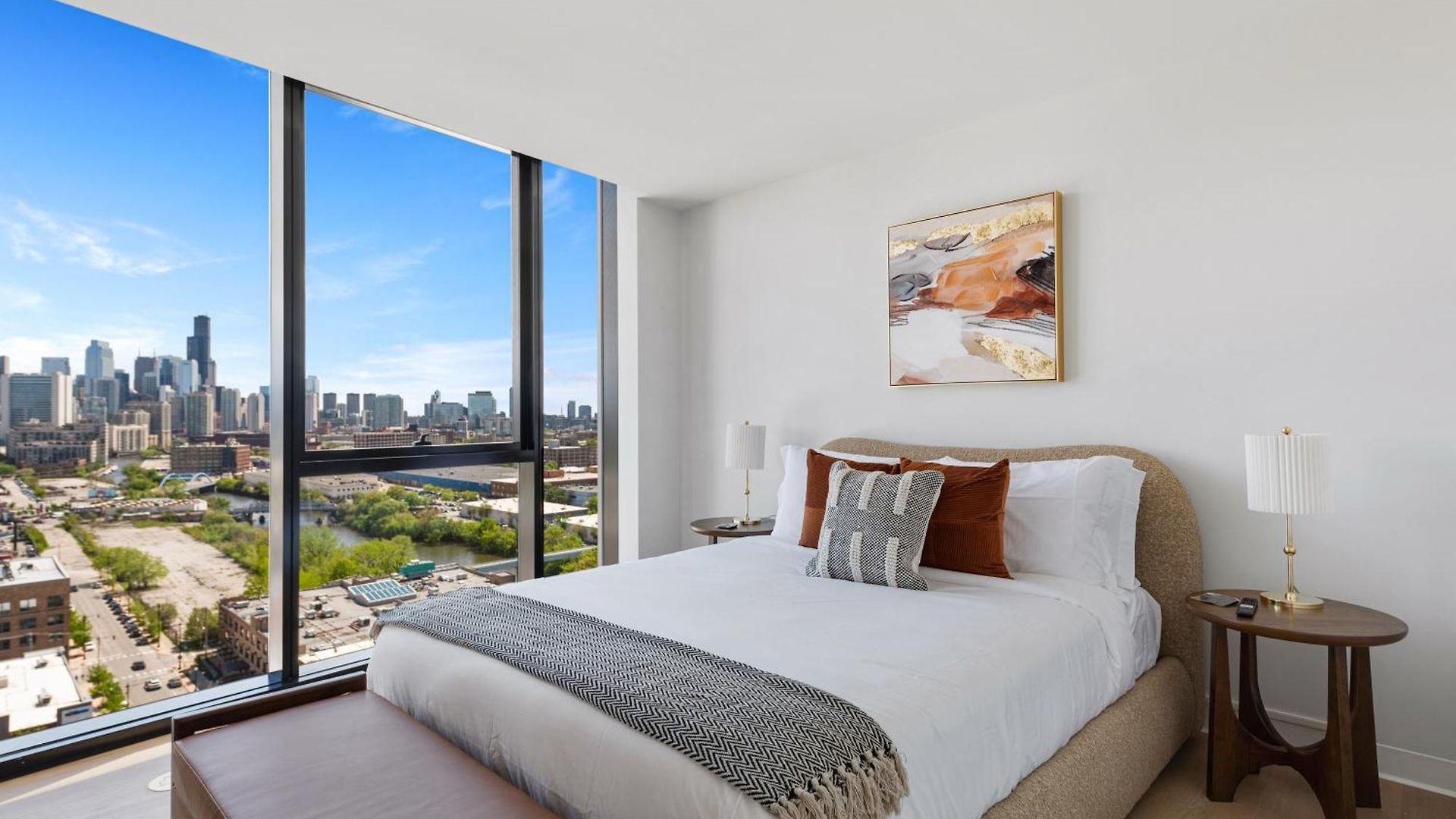 Foundry Unmatched Skyline Views At Lincoln Park Apartment *