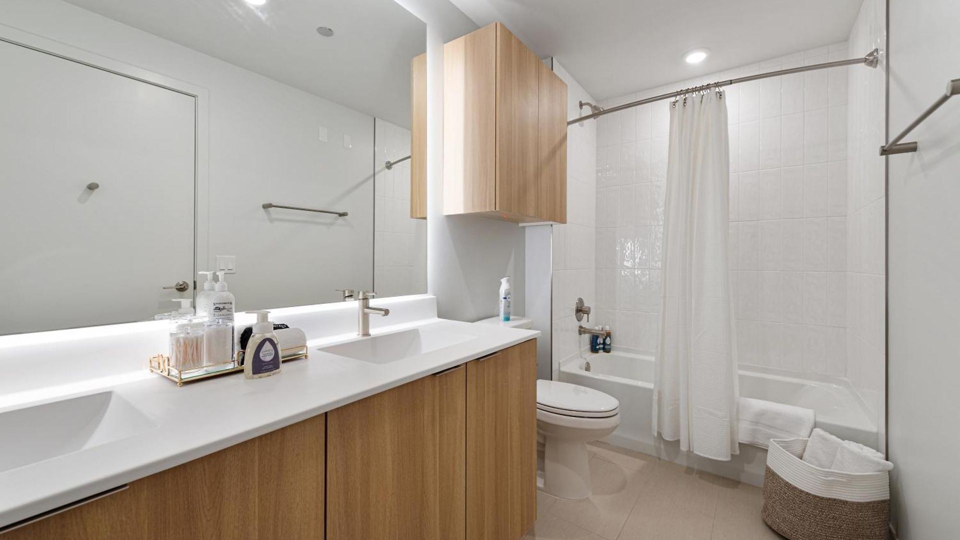 Foundry Unmatched Skyline Views At Lincoln Park Apartment