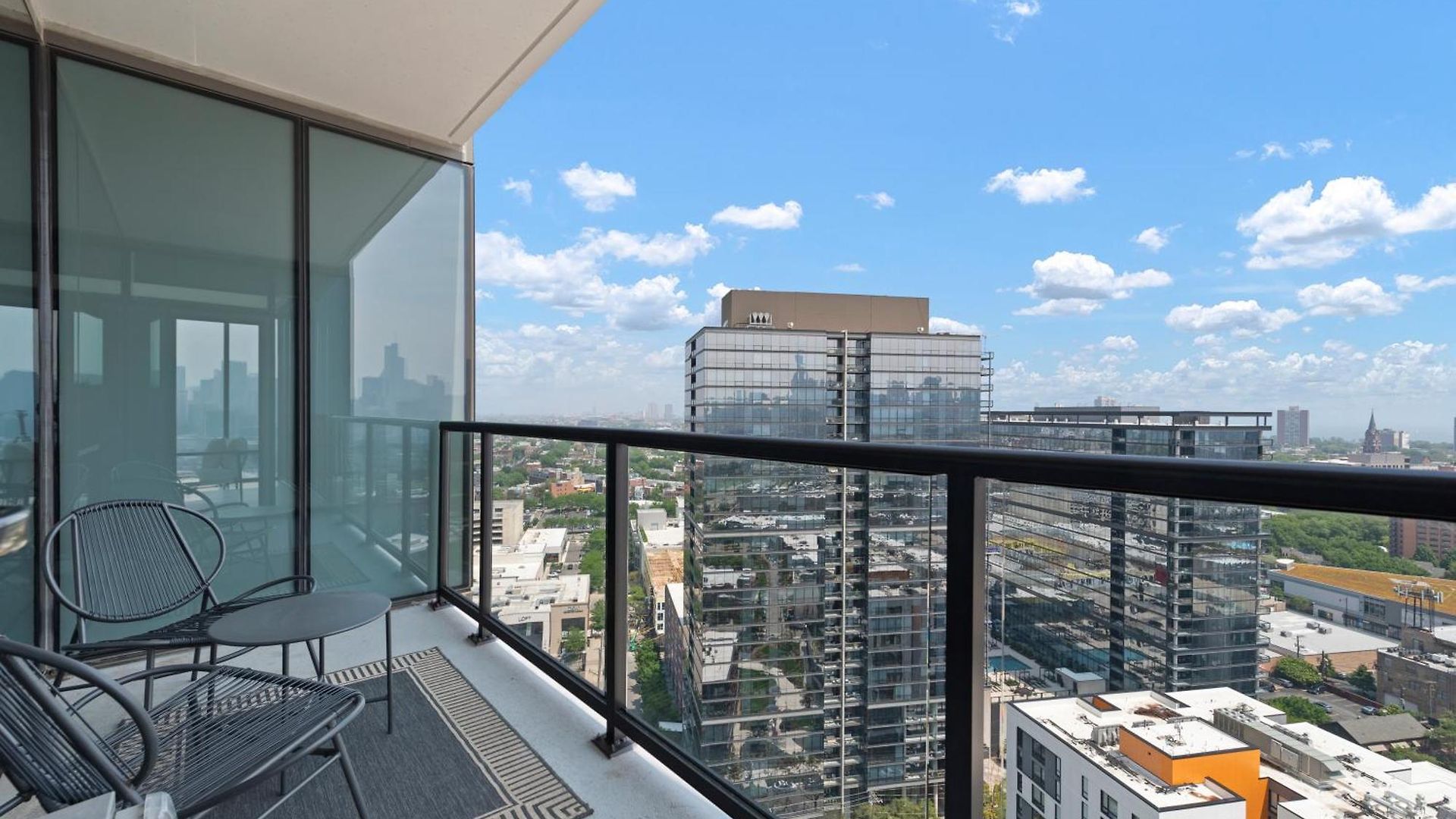 Foundry Unmatched Skyline Views At Lincoln Park Apartment *