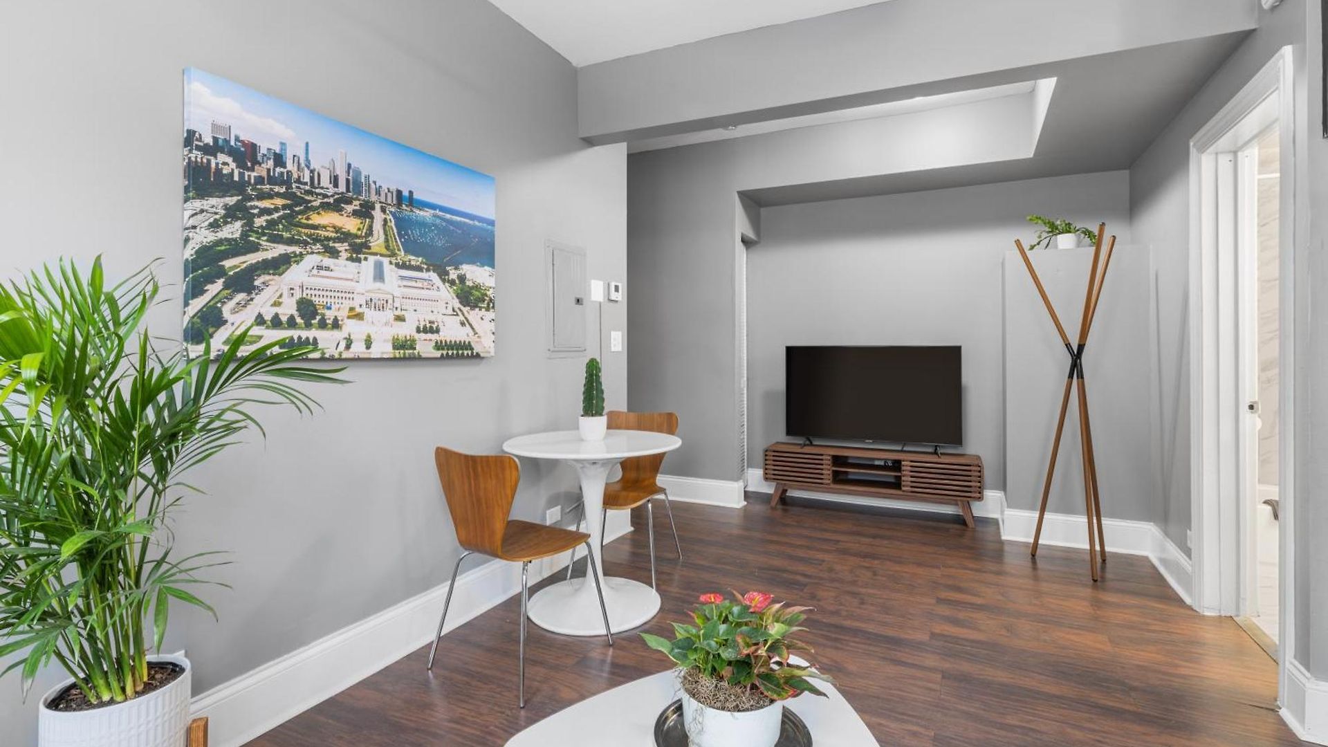 Stylish Humboldt Park Retreat - Walk To Parks & Easy Transit! Apartment