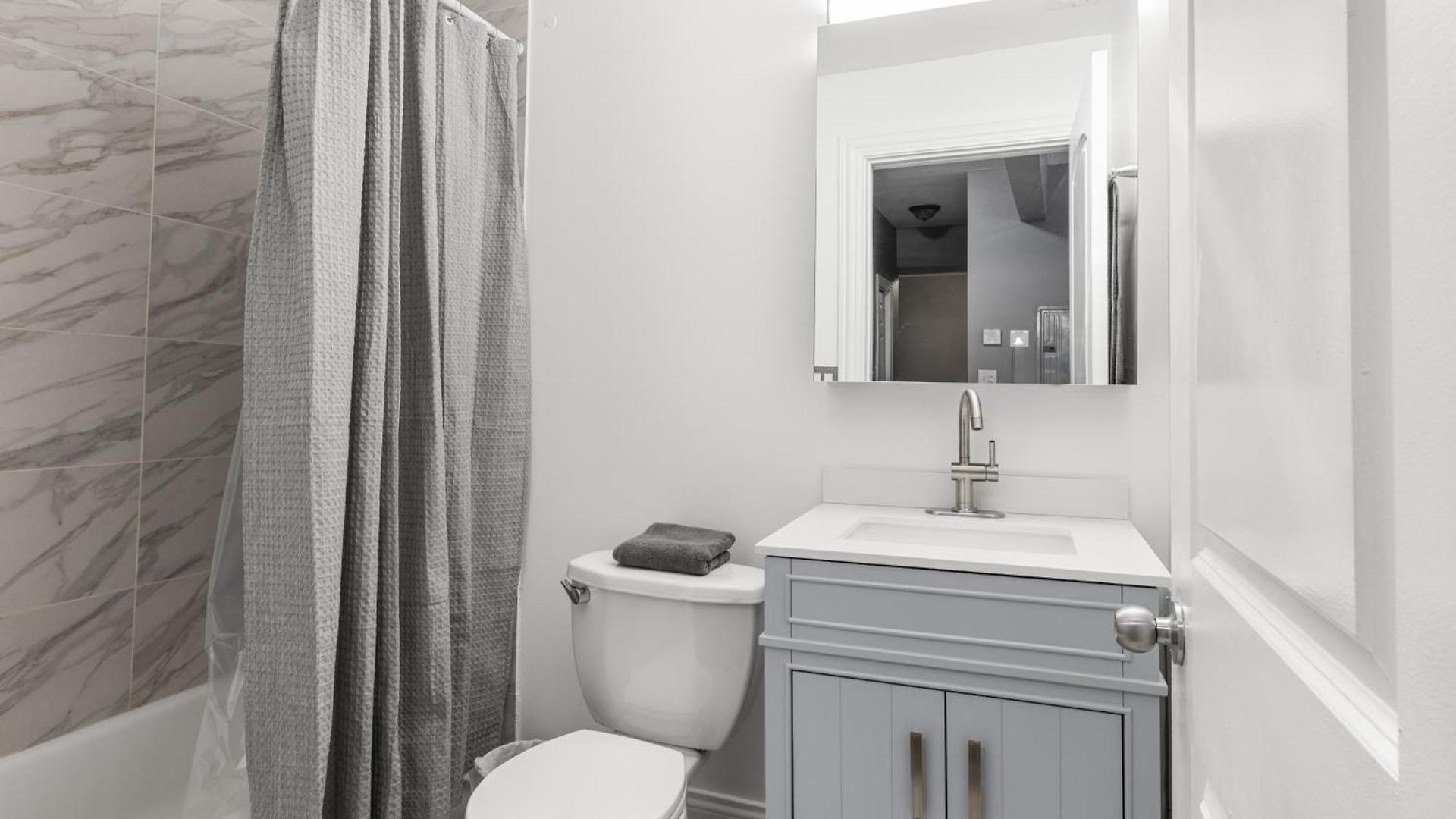 Stylish Humboldt Park Retreat - Walk To Parks & Easy Transit!