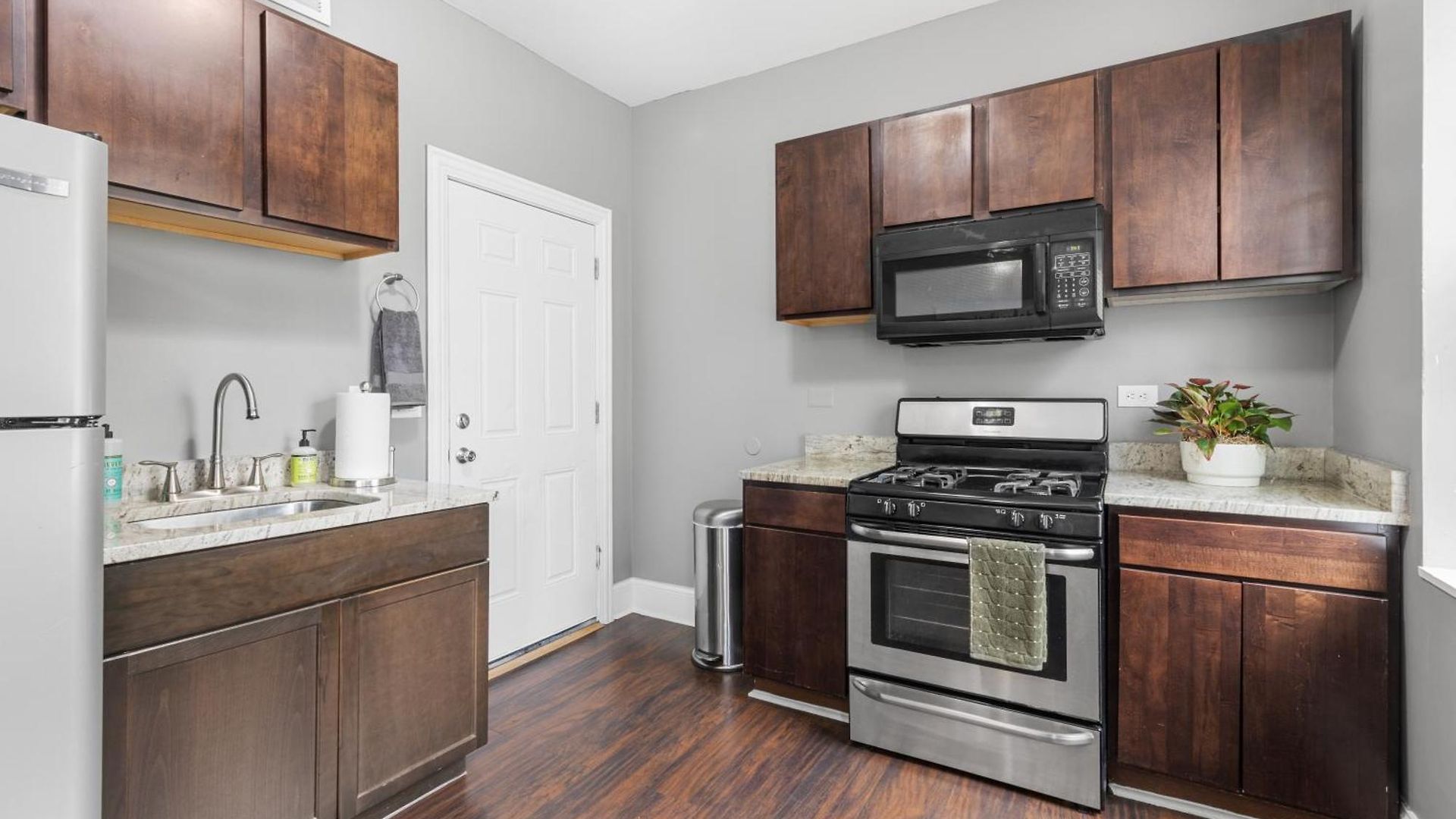 Stylish Humboldt Park Retreat - Walk To Parks & Easy Transit! Apartment
