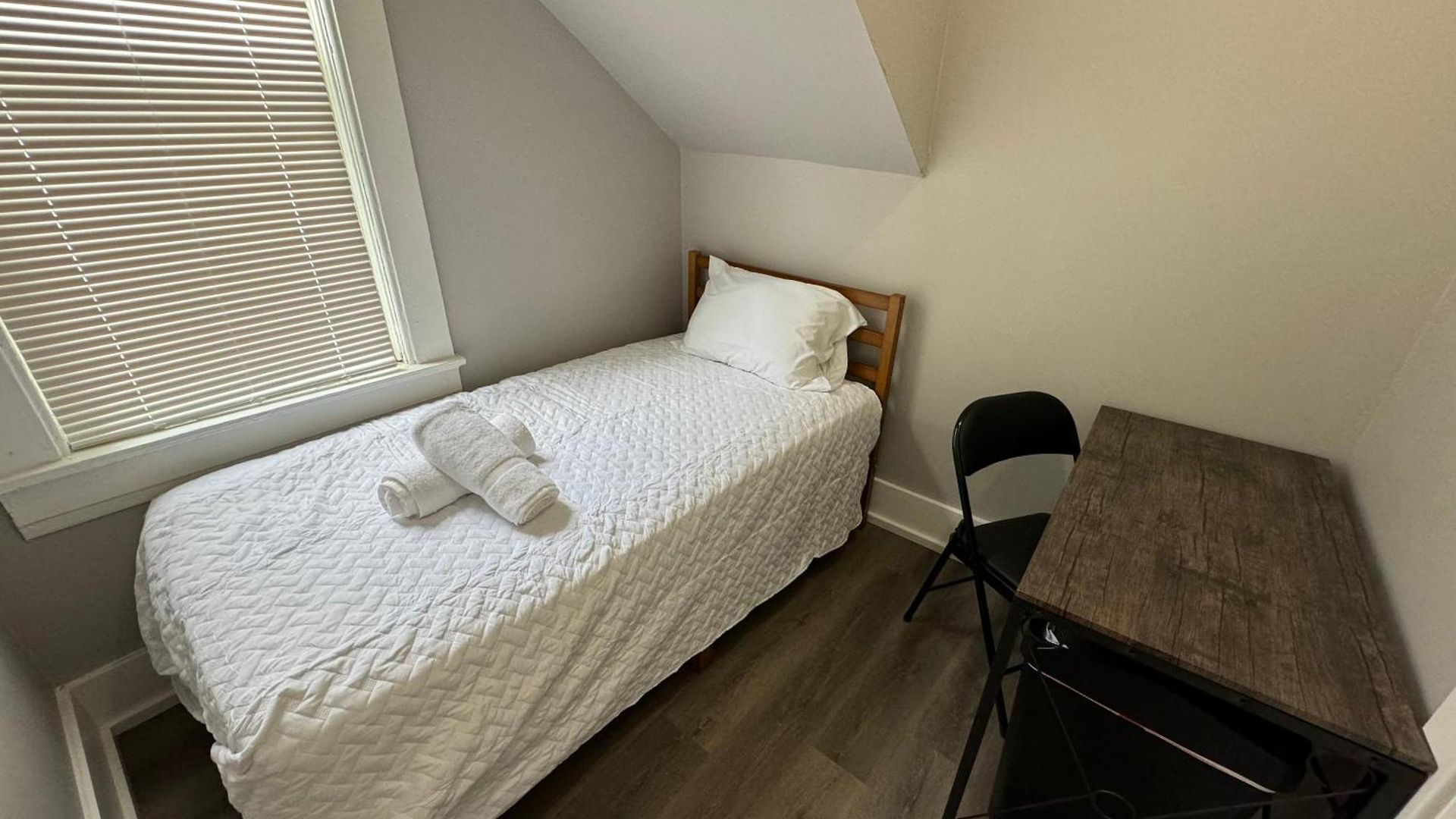 Beautiful Near Downtwon - Free Parking! Homestay *