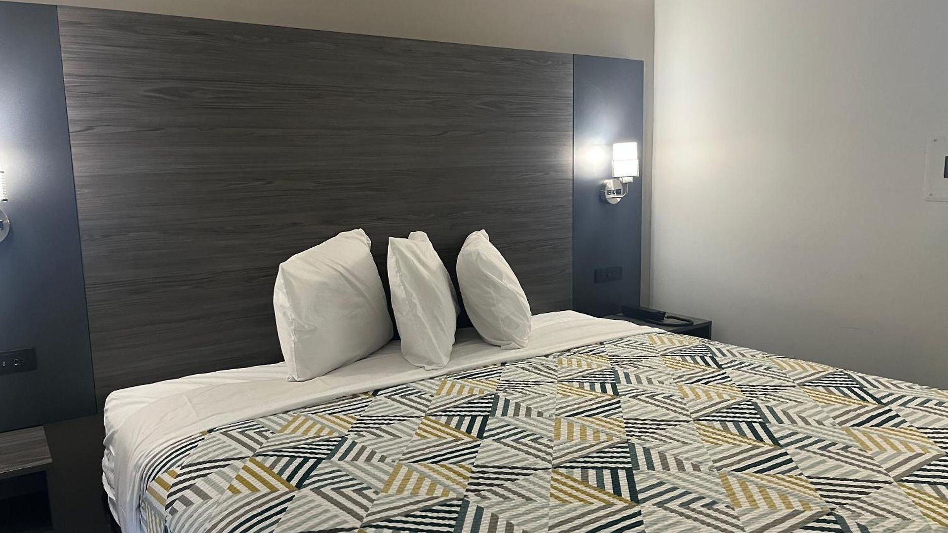 6 Chicago, Il - Halsted Hotel