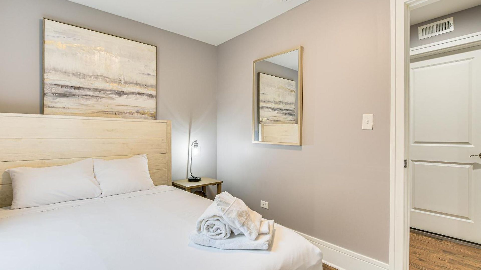 Apartment 5 Mi To Dtwn: Ukrainian Village Apartment!