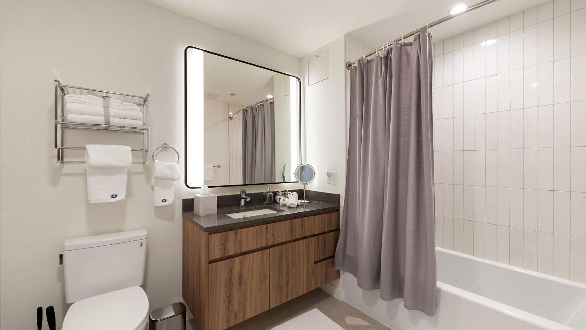 Luxury 2bd-2ba View-gym-rooftop Apartment *