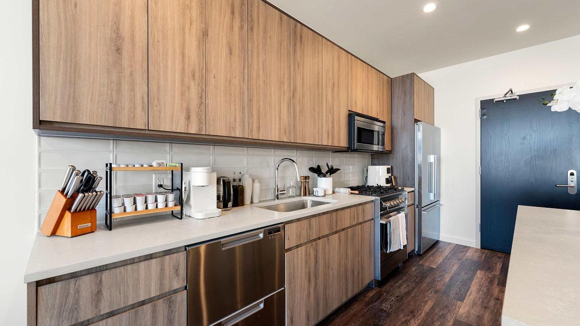Luxury 2bd-2ba View-gym-rooftop Apartment *