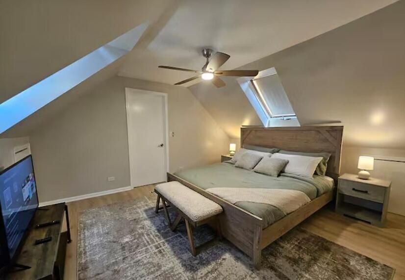 Trendy Loft In Southport Apartment