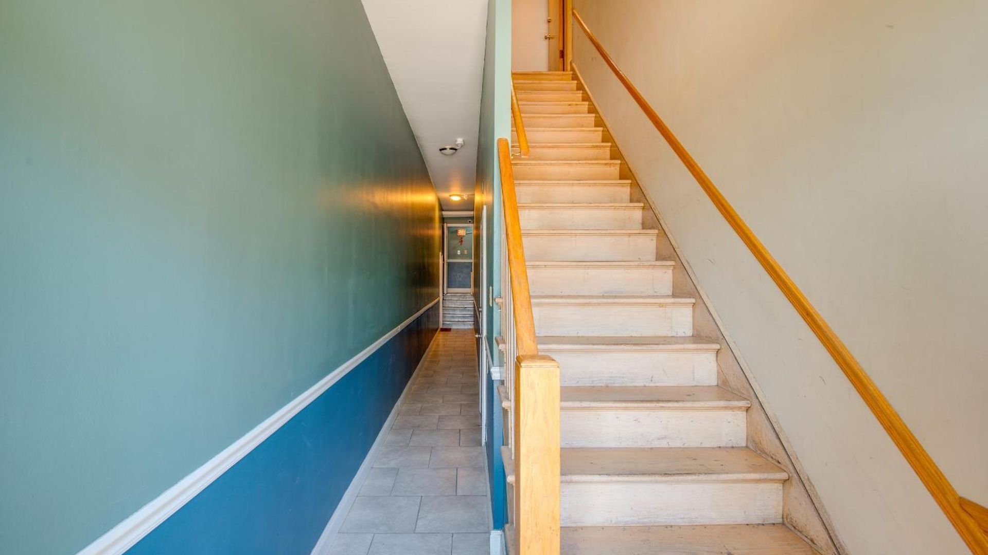 5 Mi To Midway: Walkable Apartment