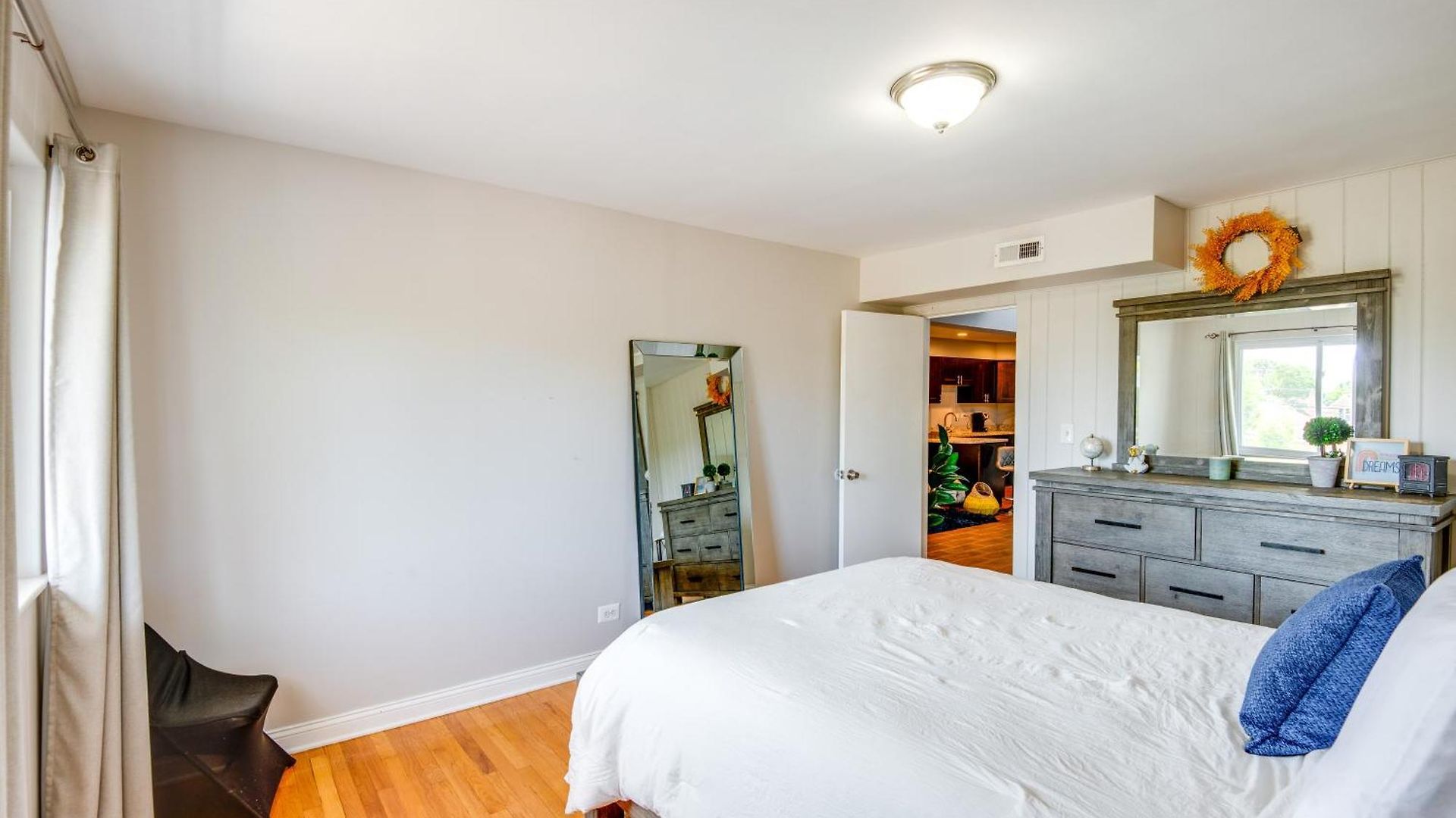 Apartment 5 Mi To Midway: Walkable