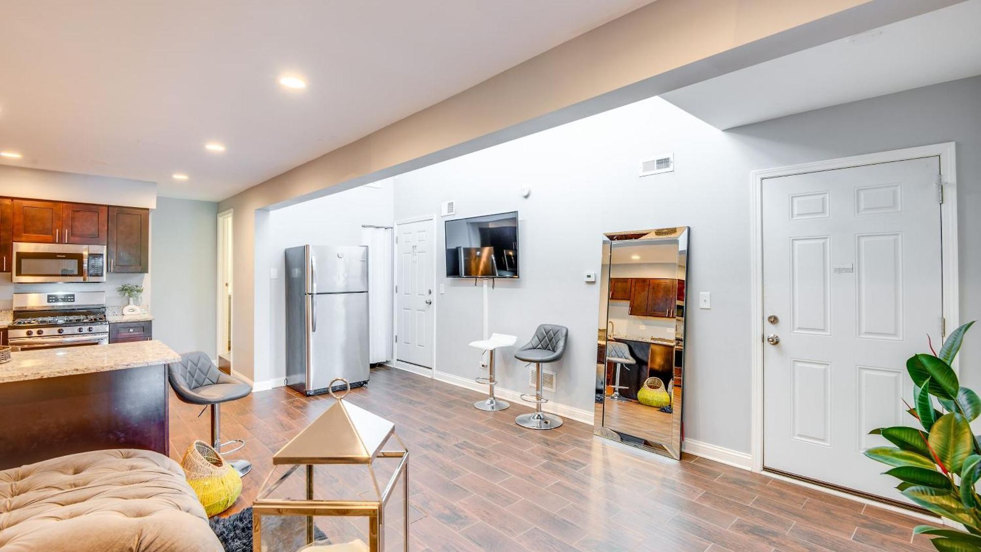 5 Mi To Midway: Walkable Apartment