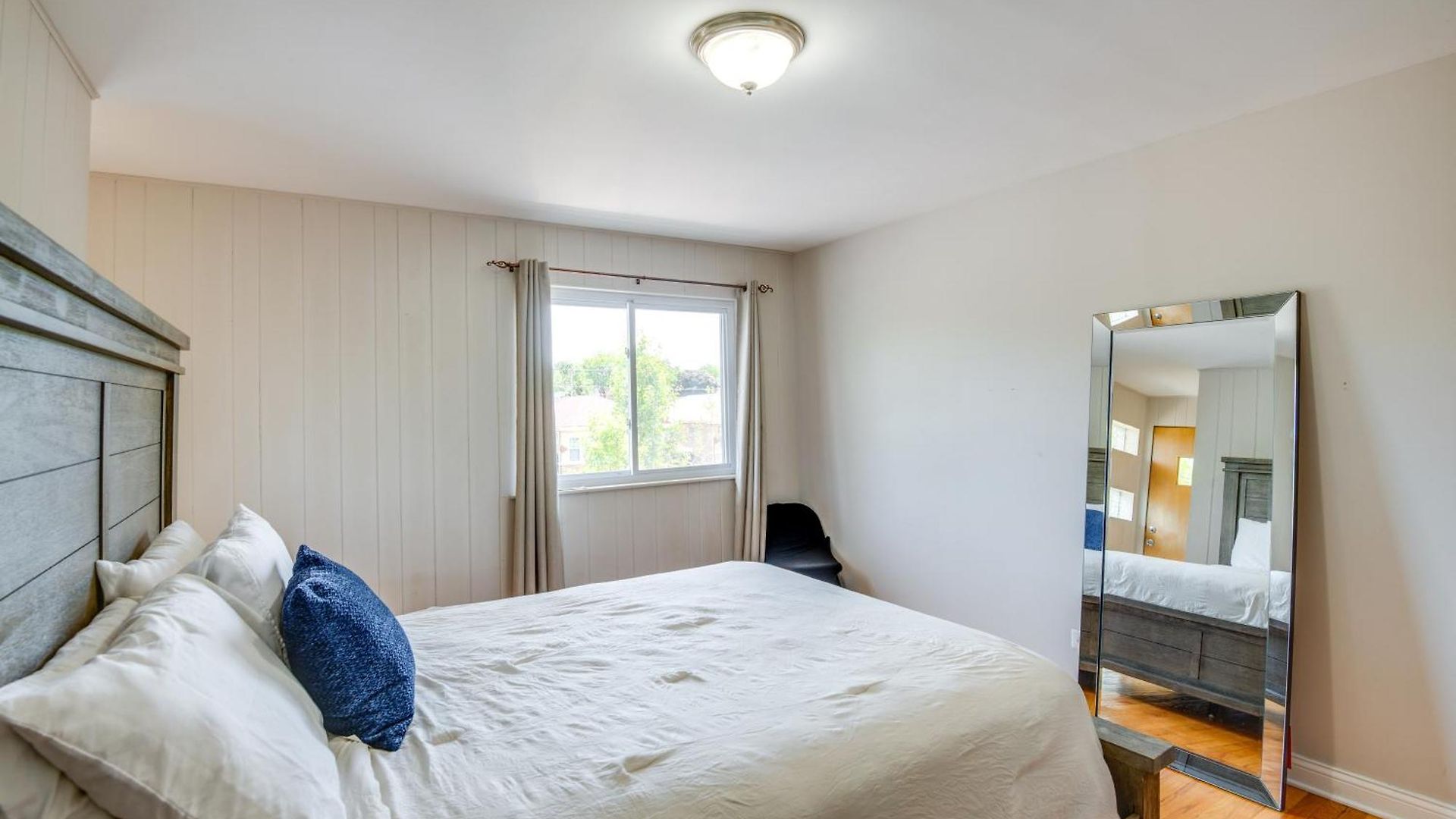 5 Mi To Midway: Walkable Apartment