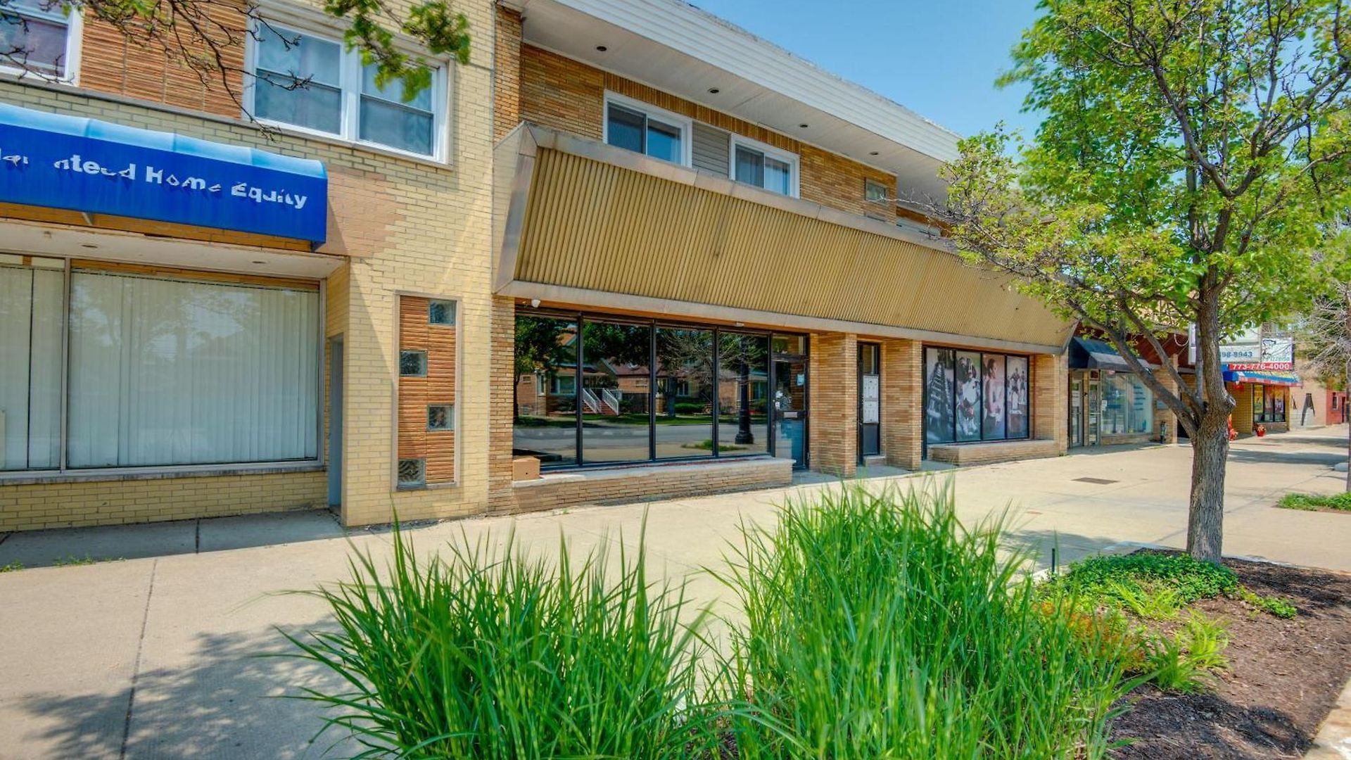 5 Mi To Midway: Walkable Apartment