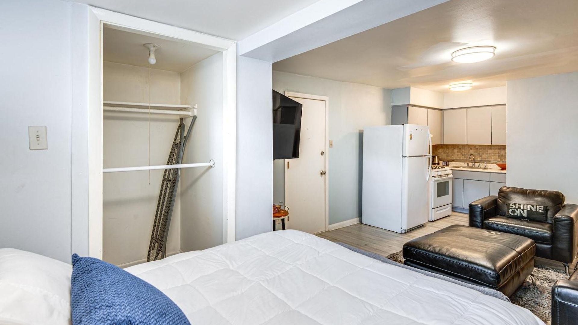 14 Mi To Dtwn Chicago: In Ashburn! Apartment *