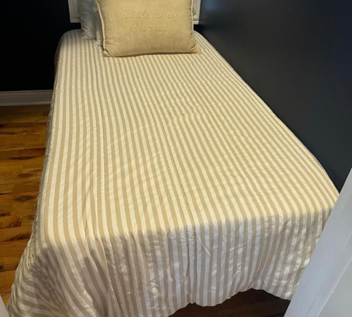 Cozy 2 Bedroom 1 Ba Flat Just 10 Mins From Downtown * Chicago