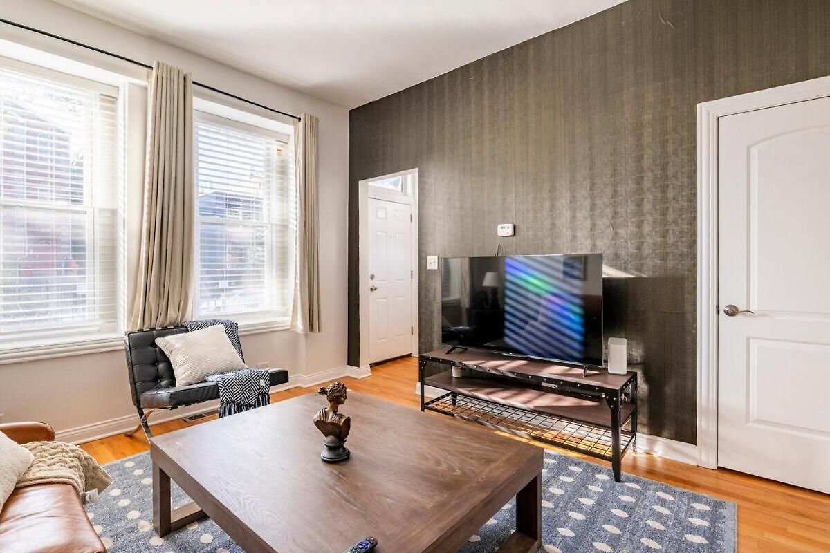 Cozy 2 Bedroom 1 Ba Flat Just 10 Mins From Downtown * Chicago