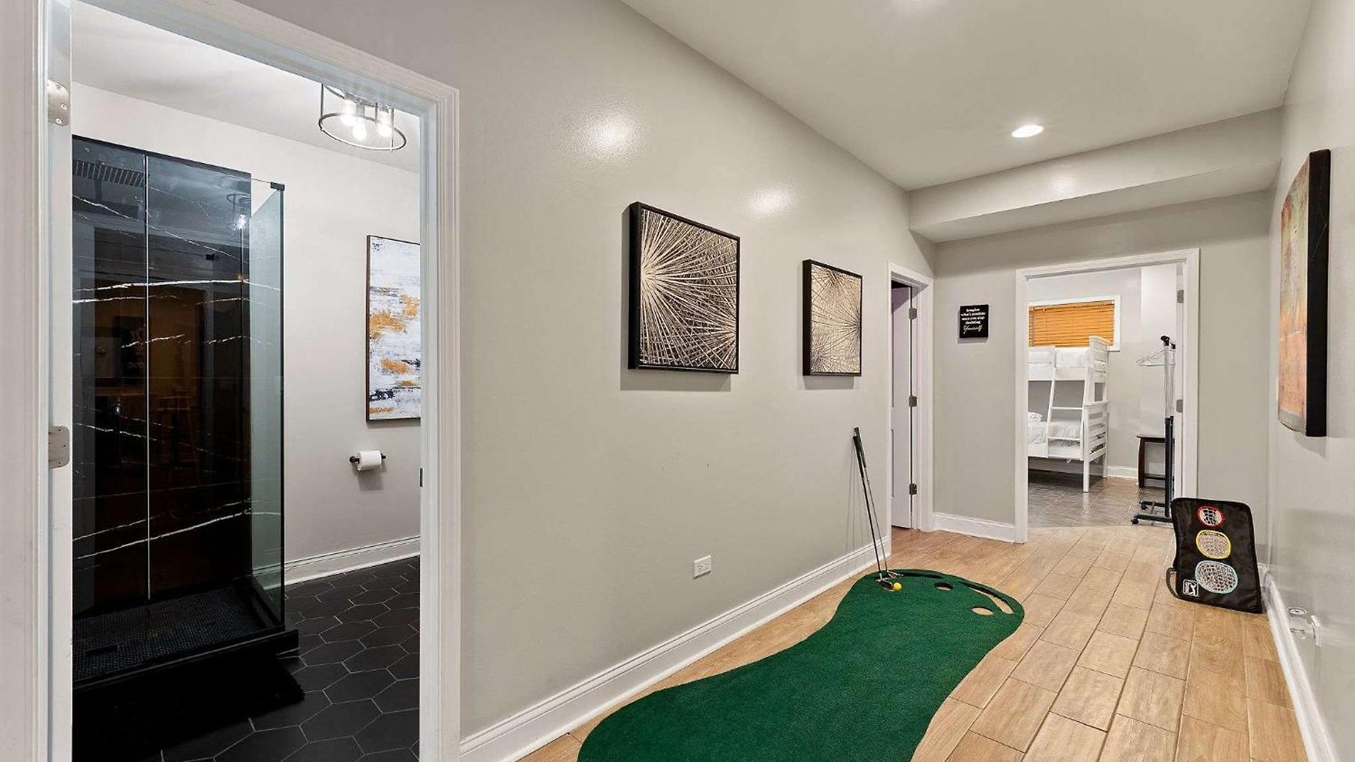 Spacious Luxury Retreat 8 Bed Oasis With 6 Baths Holiday home Chicago