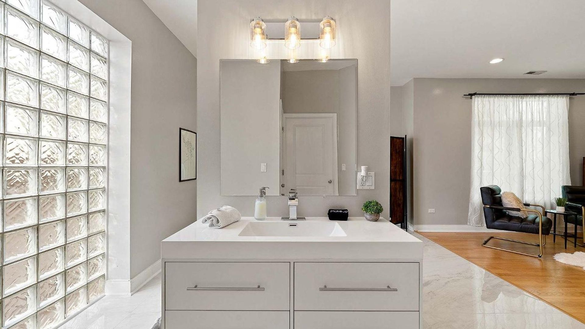 Holiday home Spacious Luxury Retreat 8 Bed Oasis With 6 Baths Chicago