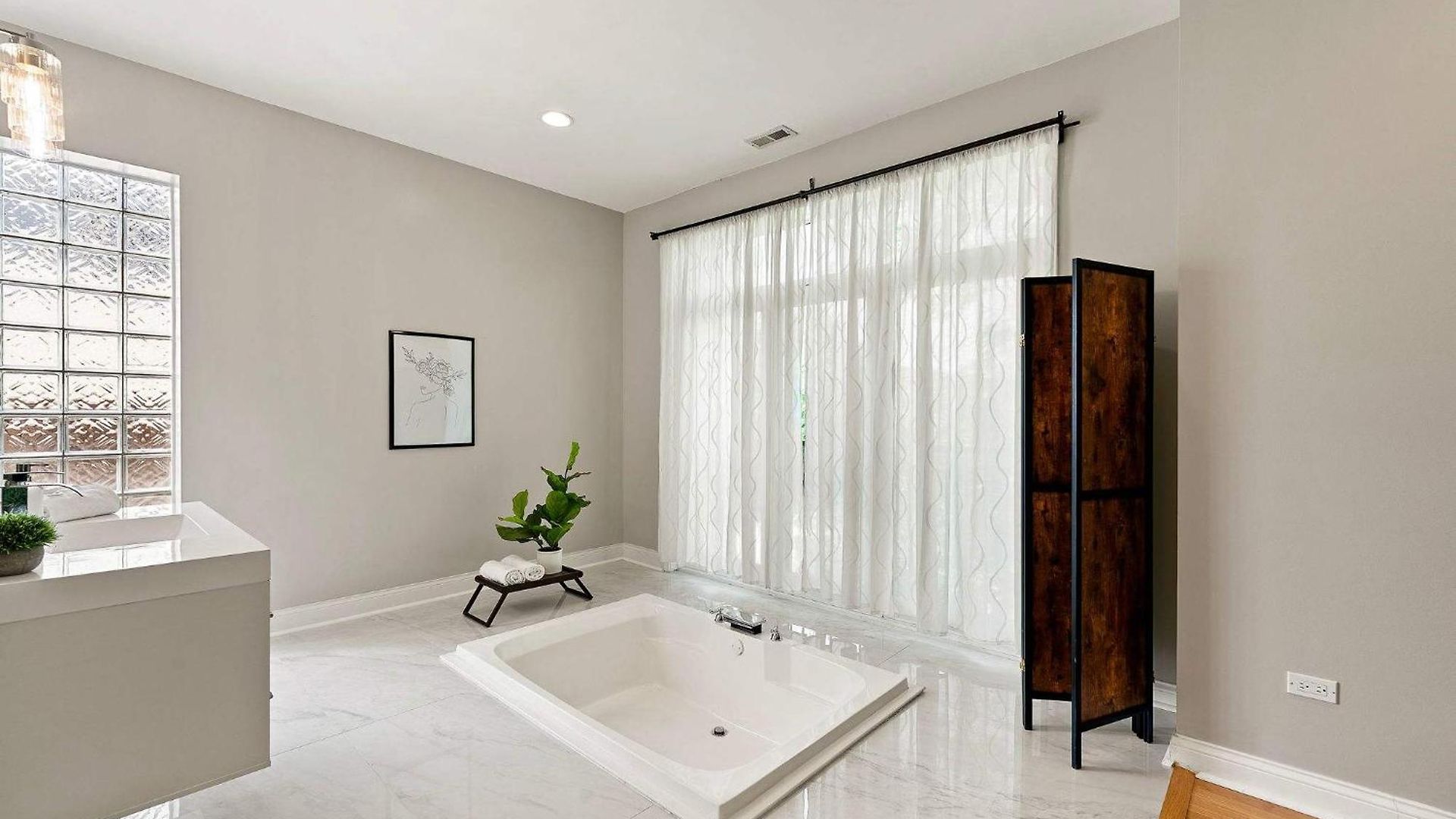 Spacious Luxury Retreat 8 Bed Oasis With 6 Baths *