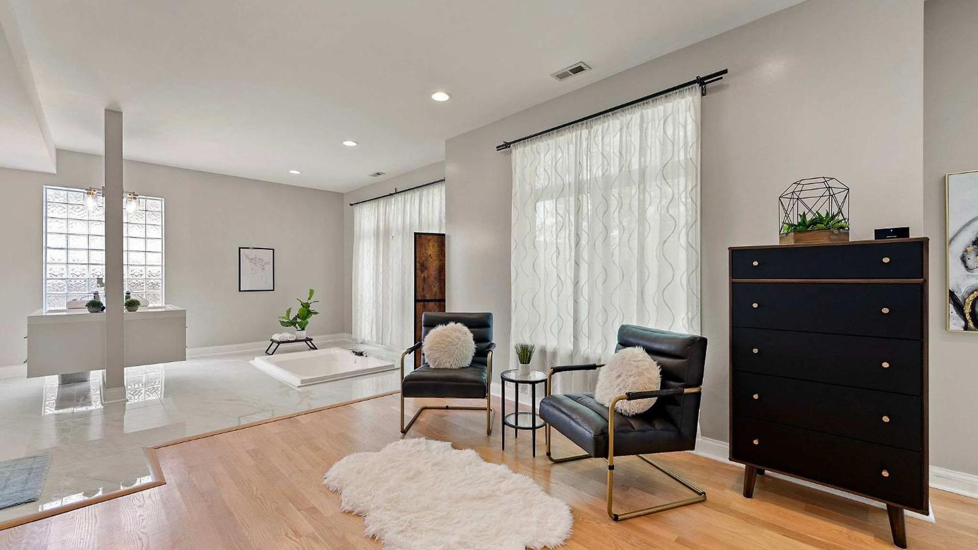 Holiday home Spacious Luxury Retreat 8 Bed Oasis With 6 Baths Chicago