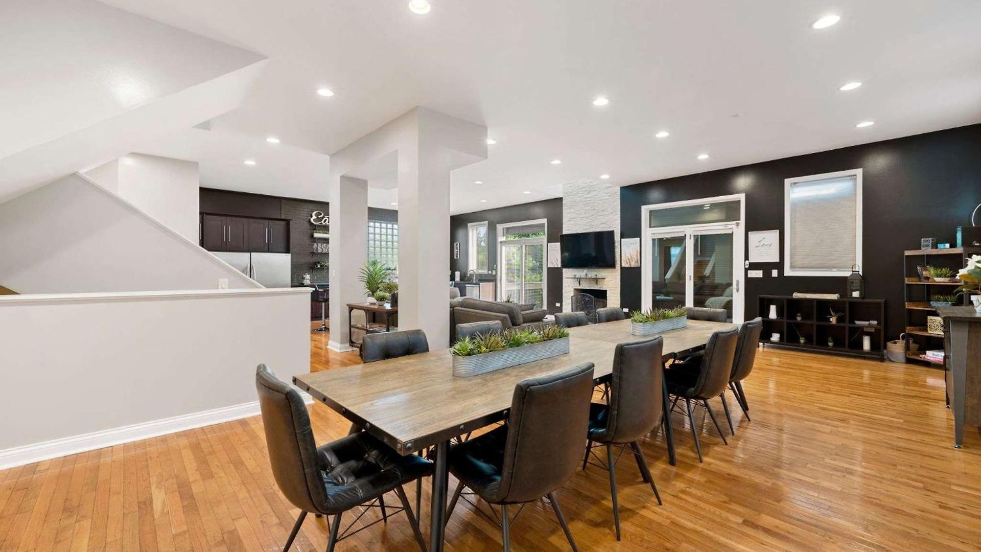 Spacious Luxury Retreat 8 Bed Oasis With 6 Baths Chicago
