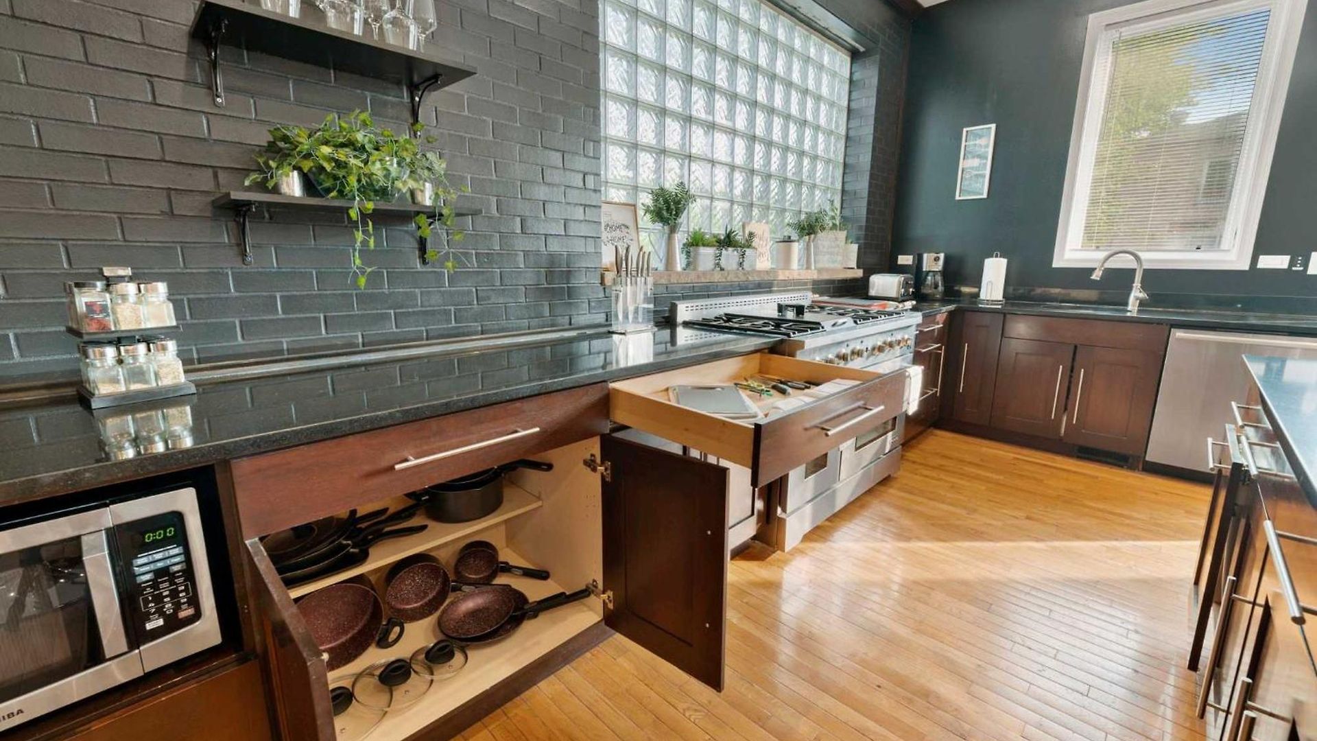 Spacious Luxury Retreat 8 Bed Oasis With 6 Baths * Chicago