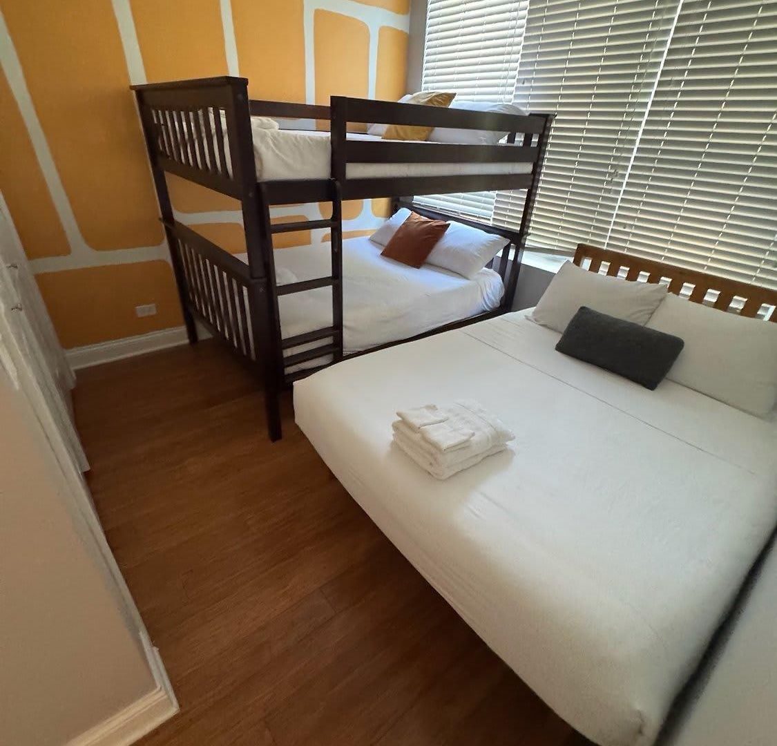 Apartment Private Balcony 1 Garage Parking Sleeps 6 Chicago