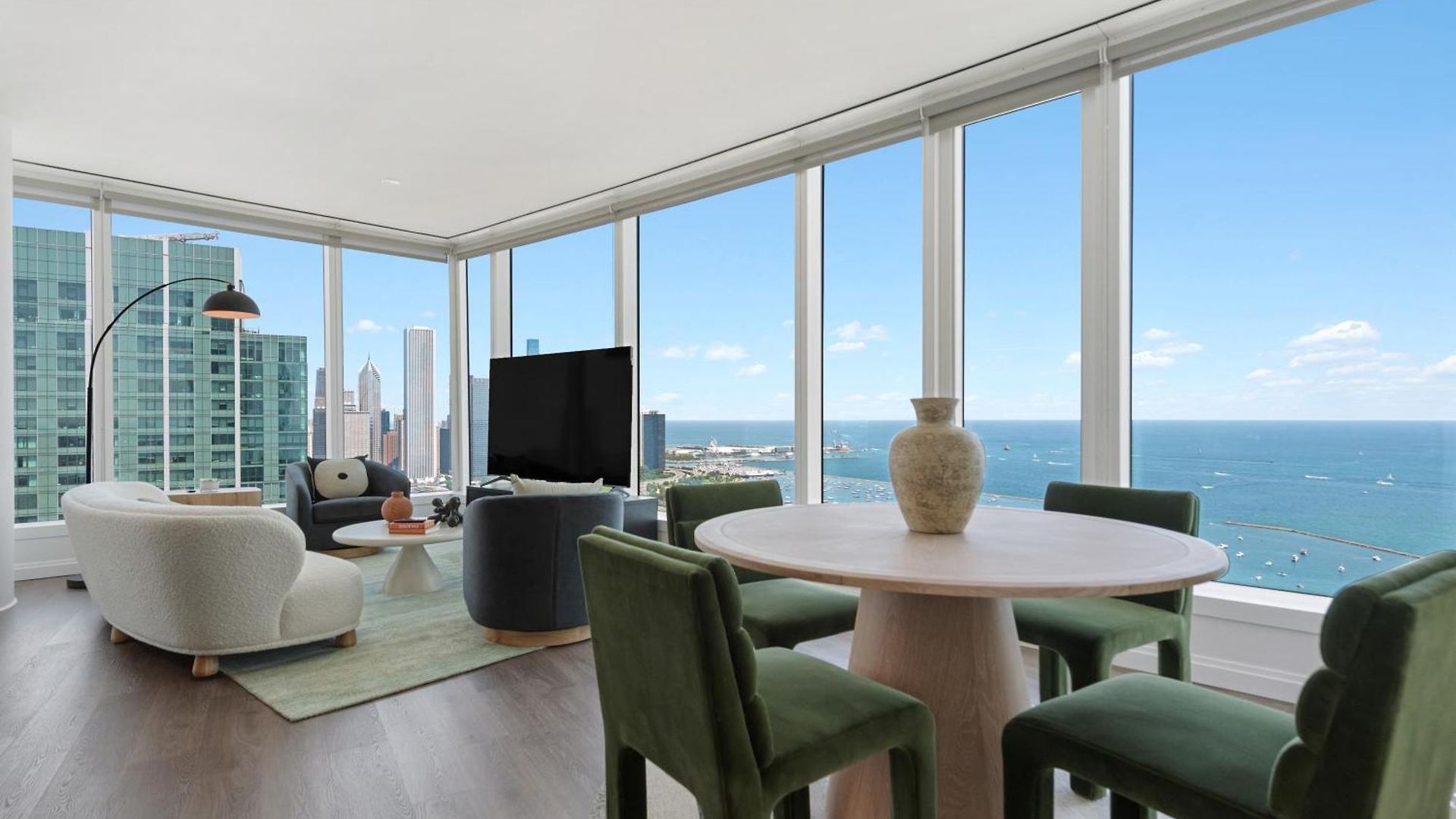 Lux Apts With Views And Amenities Apartment