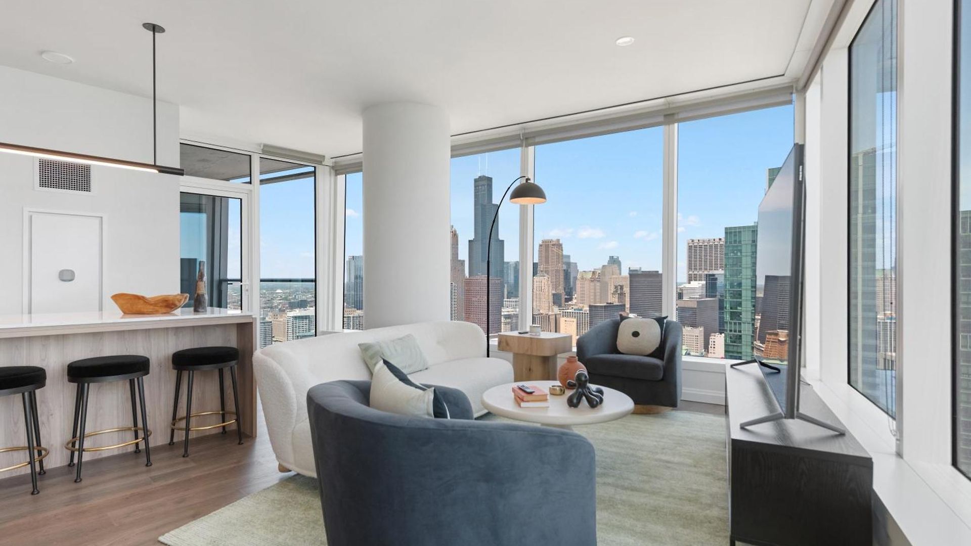 Lux Apts With Views And Amenities