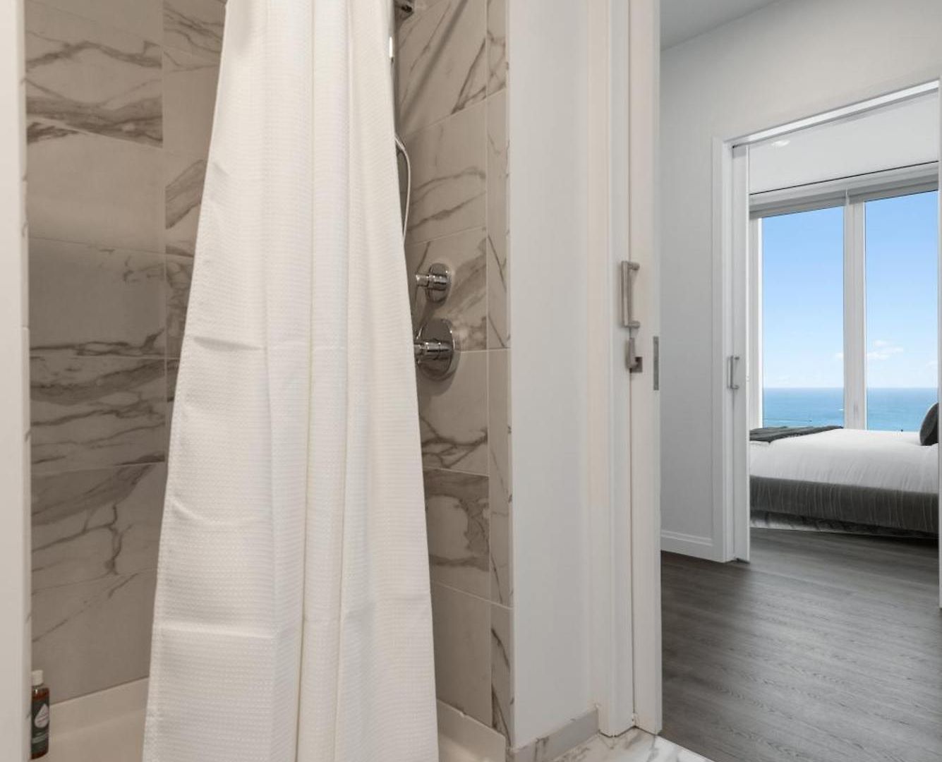 Lux Apts With Views And Amenities Chicago