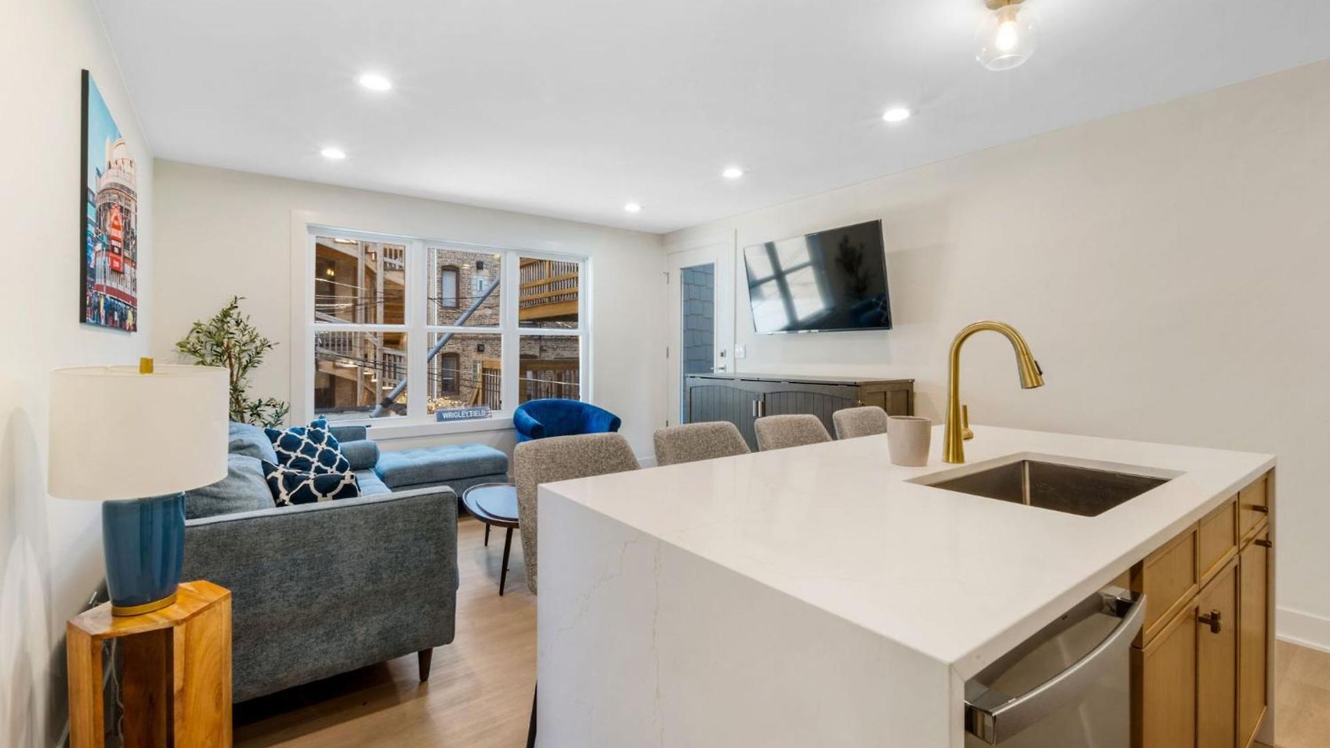 1 Bedroom With Rooftop And Wrigley Views *