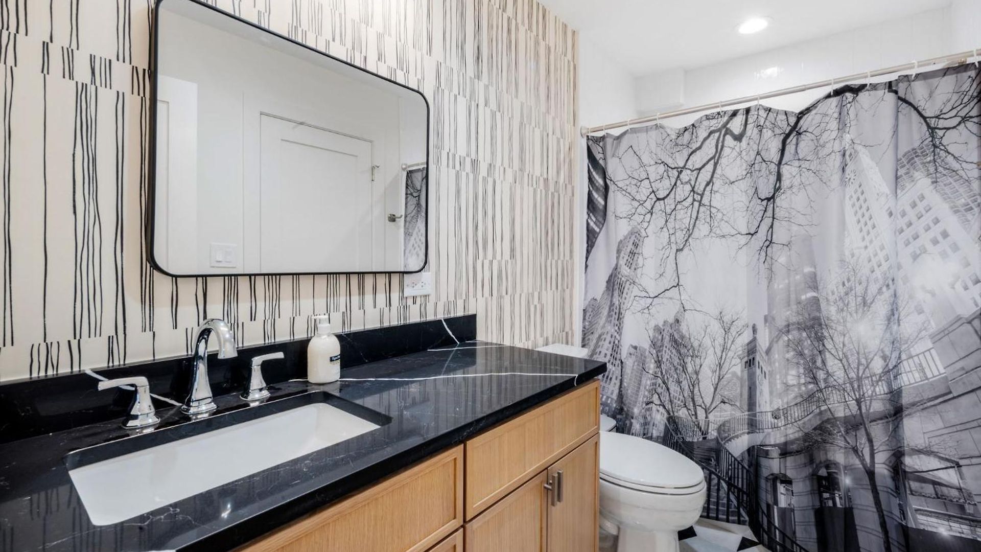 Apartment 1 Bedroom With Rooftop And Wrigley Views *