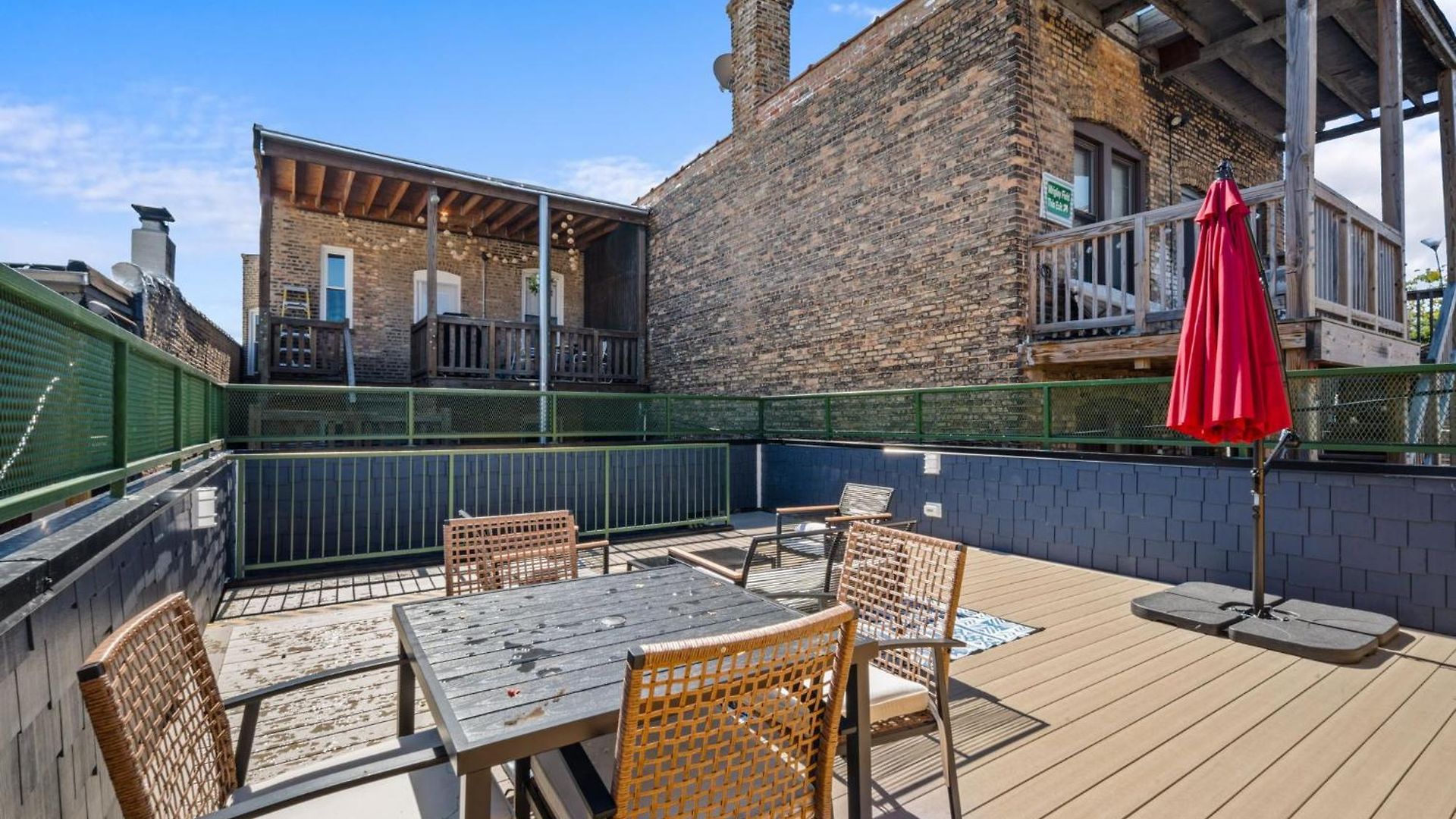 1 Bedroom With Rooftop And Wrigley Views Apartment Chicago
