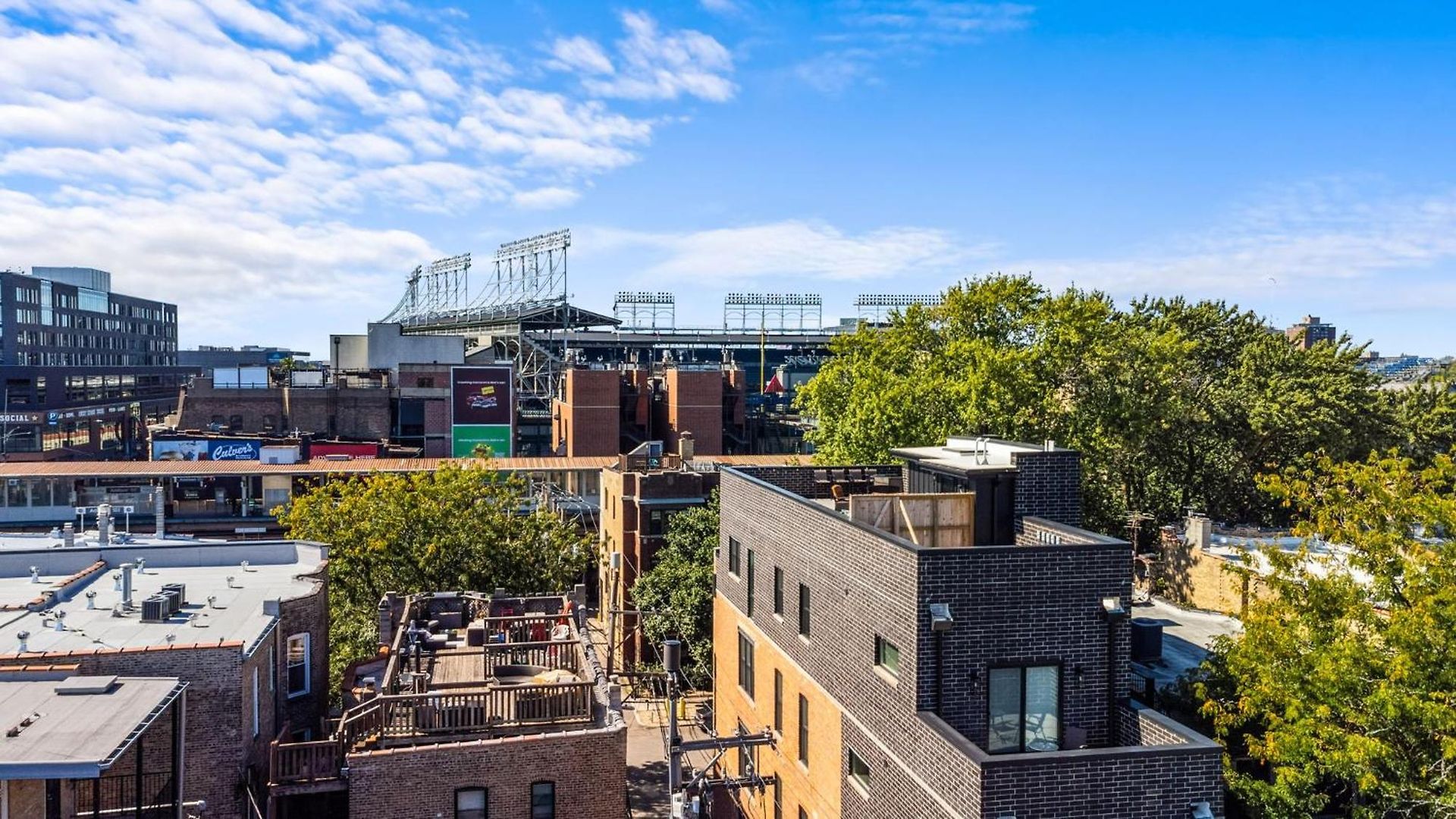 Apartment 1 Bedroom With Rooftop And Wrigley Views *