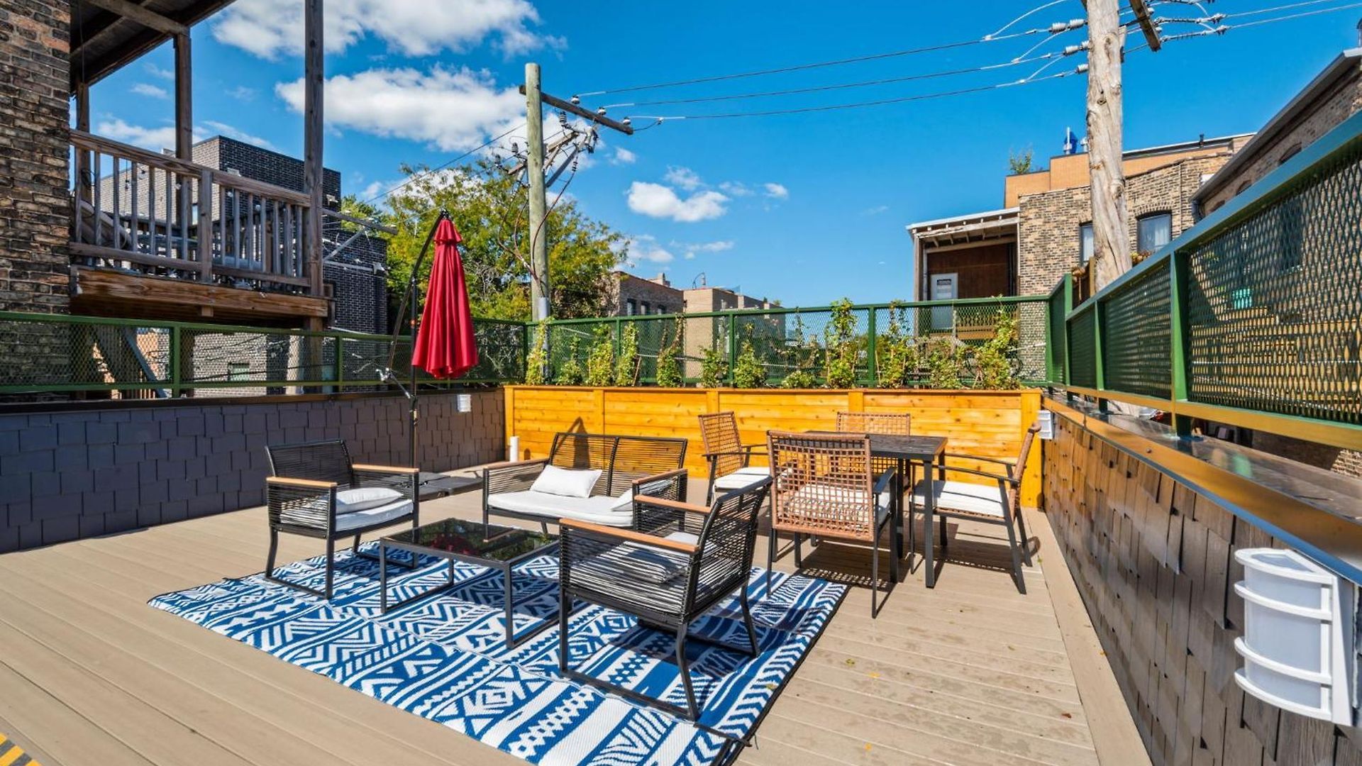 1 Bedroom With Rooftop And Wrigley Views Apartment *