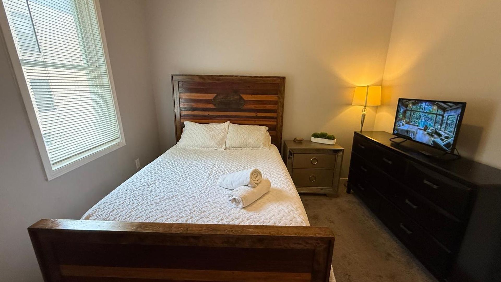 Wonderful Close To Downtown - Free Parking Homestay *