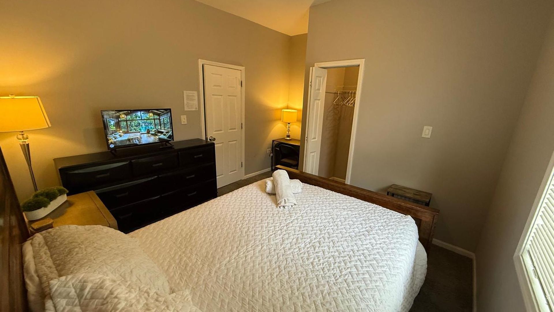 Wonderful Close To Downtown - Free Parking