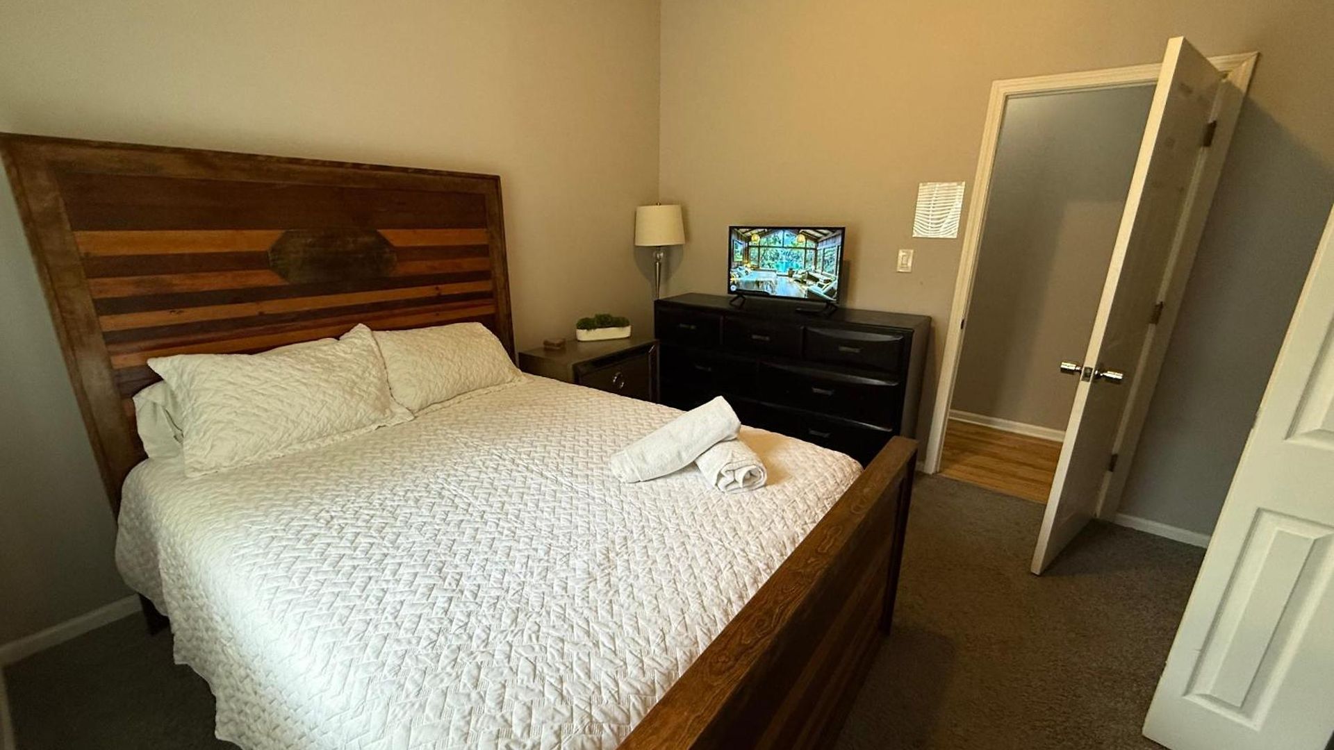 Wonderful Close To Downtown - Free Parking