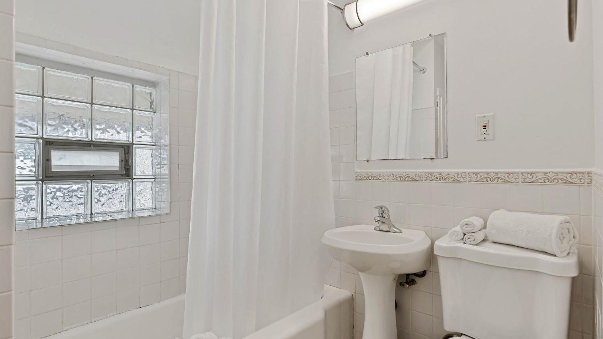 Newly Updated Vintage 6 Bedroom Single Family Home Holiday home Chicago