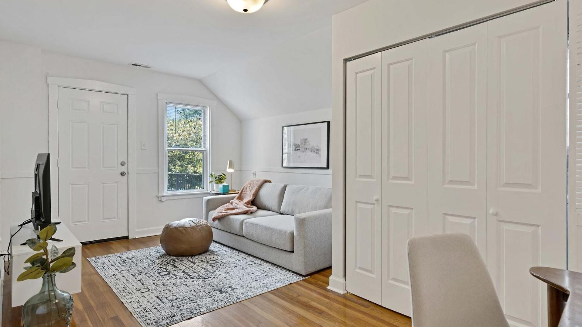 Newly Updated Vintage 6 Bedroom Single Family Home Holiday home *