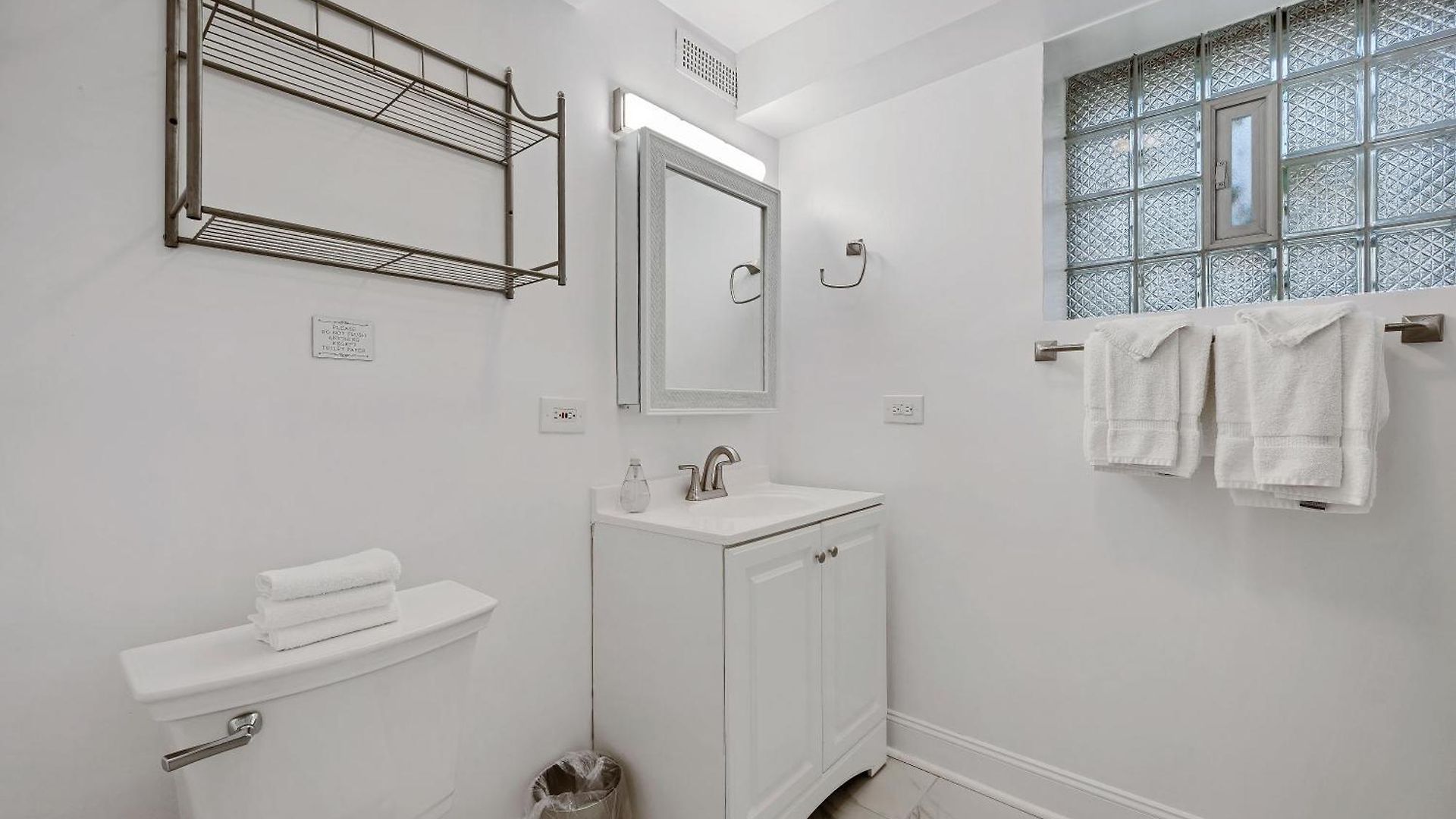 Apartment Quiet Comfort In The Big City, Just Steps To The Blue Line Apts