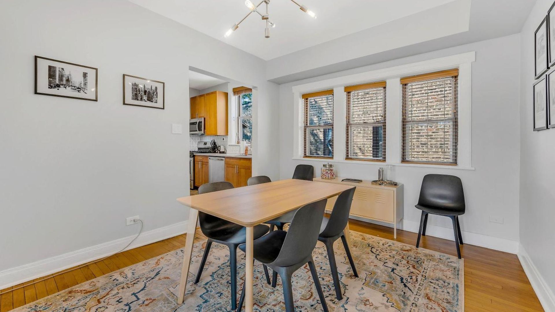 Steps To The Lakefront! Uptown Beauty Is Everything Need For A Perfect Getaway Apartment