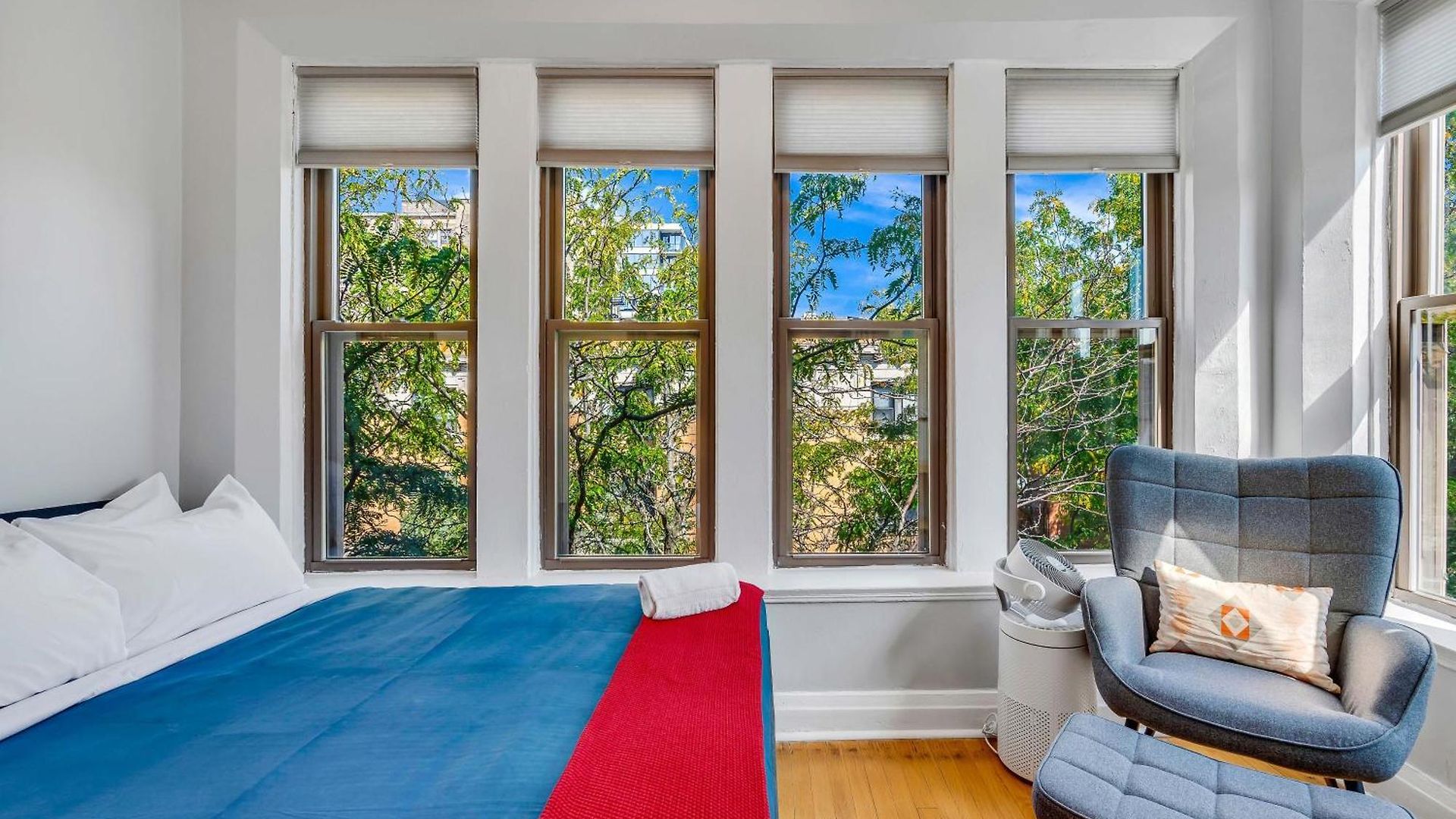 Apartment Steps To The Lakefront! Uptown Beauty Is Everything Need For A Perfect Getaway