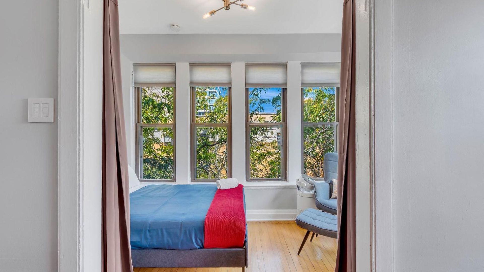 Apartment Steps To The Lakefront! Uptown Beauty Is Everything Need For A Perfect Getaway *