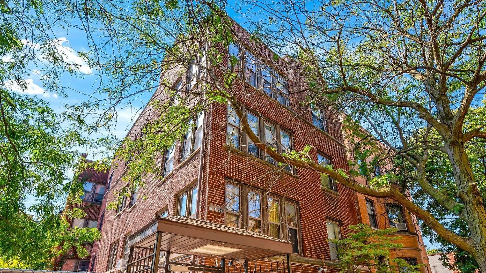Apartment Steps To The Lakefront! Uptown Beauty Is Everything Need For A Perfect Getaway