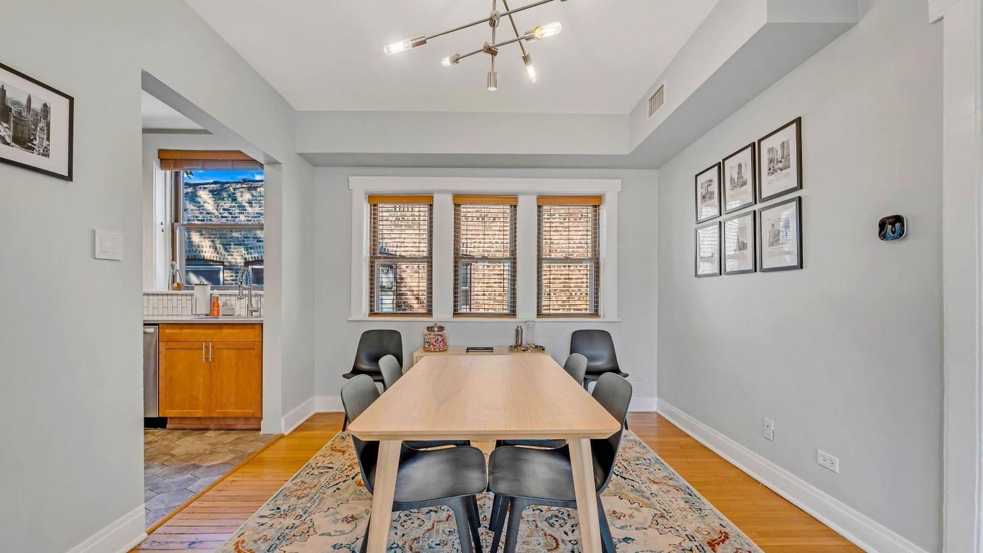 Steps To The Lakefront! Uptown Beauty Is Everything Need For A Perfect Getaway Apartment *